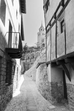 Bir Albarracin sokağı. Albarakin, Teruel, Aragn, İspanya 'nın geleneksel bir sokağının dikey siyah beyaz resmi
