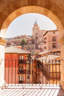 Geleneksel Albarakin, Teruel, Aragn, İspanya gözcüsü. Kasabanın balkondan manzarası.
