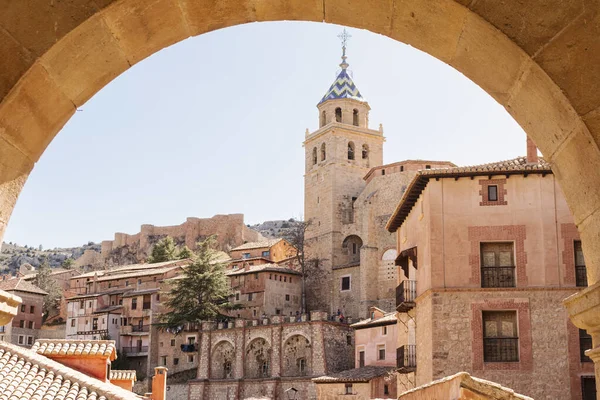 Geleneksel Albarakin, Teruel, Aragn, İspanya gözcüsü. Kasabanın balkondan manzarası.
