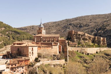 Albarracin Town, Teruel, Aragn, İspanya 'nın panoramik resmi. Yatay görüntü. Albarakin 'de güneşli bir gün