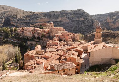 Albarracin Town, Teruel, Aragn, İspanya 'nın panoramik resmi. Yatay görüntü. Albarakin 'de güneşli bir gün