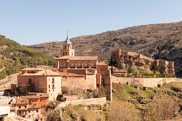Albarracin Town, Teruel, Aragn, İspanya 'nın panoramik resmi. Yatay görüntü. Albarakin 'de güneşli bir gün