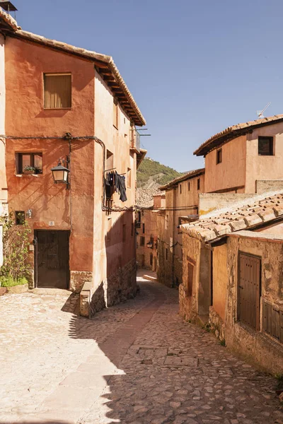 Bir Albarracin sokağı. Albarracin, Teruel, Aragn, İspanya 'nın geleneksel bir sokağının dikey resmi