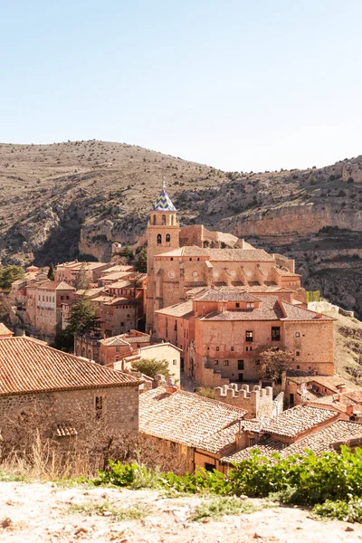 Albarracin Town, Teruel, Aragn, İspanya 'nın panoramik resmi. Dikey resim. Albarakin 'de güneşli bir gün