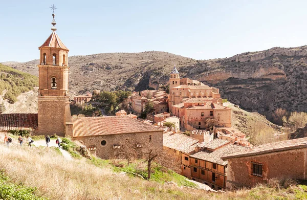 Albarracin Town, Teruel, Aragn, İspanya 'nın panoramik resmi. Yatay görüntü. Albarakin 'de güneşli bir gün