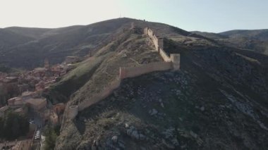 Albarracn, Teruel, Aragn, İspanya 'dan hava görüntüleri. Albarracn 'da güneşli bir bahar günü. 