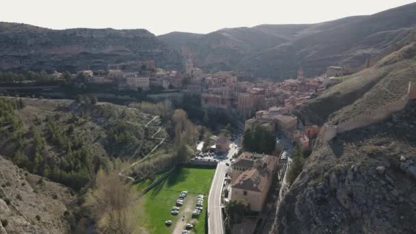 Albarracin Teruel Aragon スペインからの航空写真 日当たりの良い春の日のアルバラシン — ストック動画
