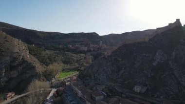 Albarracin, Teruel, Aragon, İspanya 'dan hava görüntüleri. Albarakin 'de güneşli bir bahar günü. 
