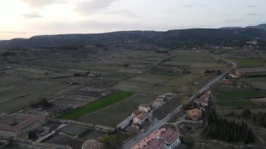 Rubielos de Mora, Teruel, Aragn, İspanya 'dan hava görüntüleri. Gün batımında Rubielo 'nun kırsal kesiminden insansız hava aracı görüntüleri..