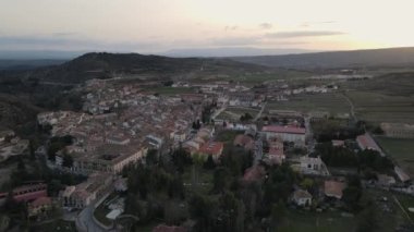 Rubielos de Mora, Teruel, Aragn, İspanya 'dan hava görüntüleri. Hava aracı gün batımında kasabanın yakınlarında uçuyor.