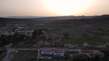 Rubielos de Mora, Teruel, Aragn, İspanya 'dan hava görüntüleri. Gün batımında Rubielo 'nun kırsal kesiminden insansız hava aracı görüntüleri..