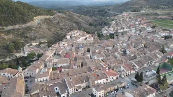 来自西班牙阿拉贡Teruel的Rubielos Mora的空中景观 日落时 无人机正在市区附近飞行 — 图库视频影像