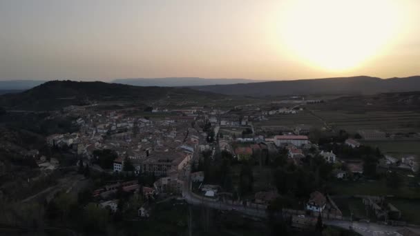 来自西班牙阿拉贡Teruel的Rubielos Mora的空中景观 夕阳西下的时候 鲁比埃罗的小镇上 有人从农村看到了Drone — 图库视频影像