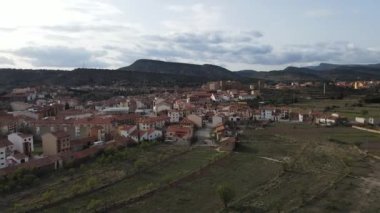 Mora de Rubielos, Teruel, Aragn, İspanya 'dan hava görüntüleri. Mora de Rubielos 'ta güneşli bir gün. 