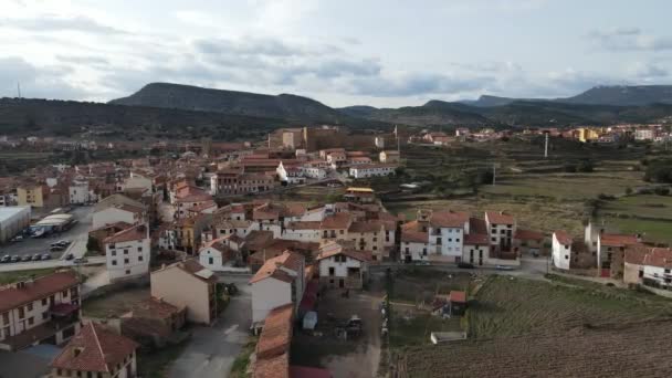 来自西班牙阿拉贡Teruel的Mora Rubielos的空中景观 Mora Rubielos阳光灿烂的一天 — 图库视频影像
