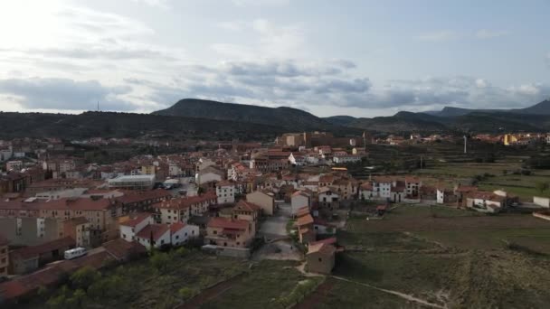 来自西班牙阿拉贡Teruel的Mora Rubielos的空中景观 Mora Rubielos阳光灿烂的一天 — 图库视频影像