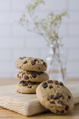Mutfakta biraz kurabiye var. Çikolatalı kurabiyelerin yakın plan fotoğrafı.. 