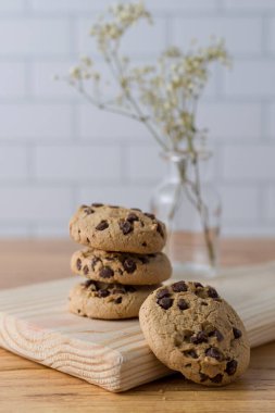 Mutfakta biraz kurabiye var. Çikolatalı kurabiyelerin yakın plan fotoğrafı.. 