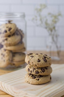 Mutfakta biraz kurabiye var. Çikolatalı kurabiyelerin yakın plan fotoğrafı.. 