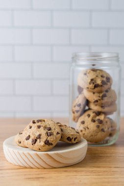 Mutfakta biraz kurabiye var. Çikolatalı kurabiyelerin yakın plan fotoğrafı.. 