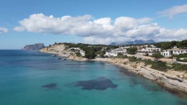 Moraira sahilinden hava görüntüsü. İHA videosu Moraira, White Coast, Alicante, İspanya 'da. Les platgetes, Moraira. 