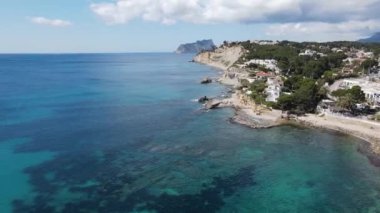 Moraira sahilinden hava görüntüsü. İHA videosu Moraira, White Coast, Alicante, İspanya 'da. Les platgetes, Moraira. 