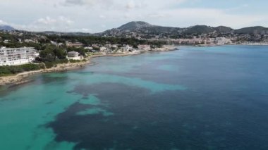 Moraira sahilinden hava görüntüsü. İHA videosu Moraira, White Coast, Alicante, İspanya 'da. Les platgetes, Moraira. 
