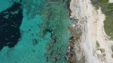 Moraira sahilinden hava görüntüsü. İHA videosu Moraira, White Coast, Alicante, İspanya 'da. Les platgetes, Moraira. 