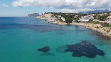 Moraira sahilinden hava görüntüsü. İHA videosu Moraira, White Coast, Alicante, İspanya 'da. Les platgetes, Moraira. 