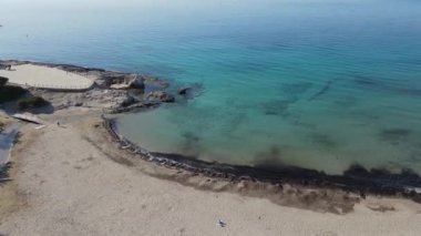 Moraira sahilinden hava görüntüsü. İHA videosu Moraira, White Coast, Alicante, İspanya 'da. Les platgetes, Moraira. 