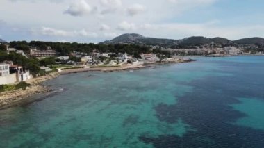 Moraira sahilinden hava görüntüsü. İHA videosu Moraira, White Coast, Alicante, İspanya 'da. Les platgetes, Moraira. 