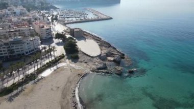 Moraira sahilinden hava görüntüsü. İHA videosu Moraira, White Coast, Alicante, İspanya 'da. Les platgetes, Moraira. 