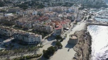 Moraira sahilinden hava görüntüsü. İHA videosu Moraira, White Coast, Alicante, İspanya 'da. Les platgetes, Moraira. 