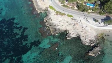 Moraira sahilinden hava görüntüsü. İHA videosu Moraira, White Coast, Alicante, İspanya 'da. Les platgetes, Moraira. 