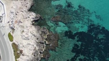 Moraira sahilinden hava görüntüsü. İHA videosu Moraira, White Coast, Alicante, İspanya 'da. Les platgetes, Moraira. 