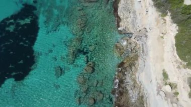 Moraira sahilinden hava görüntüsü. İHA videosu Moraira, White Coast, Alicante, İspanya 'da. Les platgetes, Moraira. 