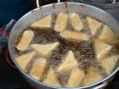 Sıcak soya yağıyla tavada kızartılmış Çin tofusu. Geleneksel Çin yemekleri.