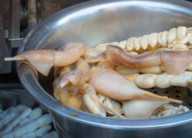 Soslu kalamar ve kalamar yumurtaları ızgara için hazır..