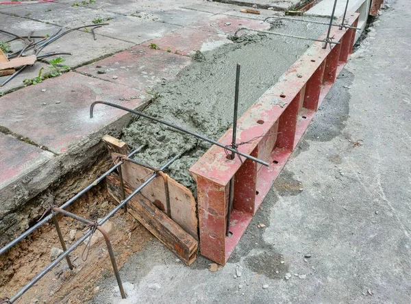 Verter Cemento Barras Refuerzo Para Borde Pasarela Peatonal Ciudad Ingeniería —  Fotos de Stock