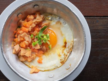 Kai ka tha ya da Soya soslu kızarmış yumurta ve tavada havuç. Basit Tayland kahvaltısı..