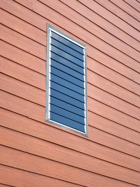 Fenêtres Persiennes Verre Sur Planches Bois Préfabriquées Pour Décoration Extérieure — Photo