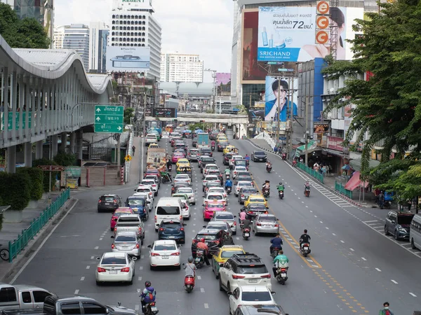 BANGKOK, THAILAND - 7 Kasım 2021: Ratchaprasong Yolu 'ndaki trafik koşulları Covid-19 vakalarının sayısından sonra azaldı.