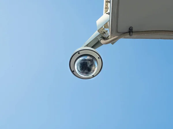 360度鱼眼穹顶闭路电视安装在大楼阳台下 与蓝天抗衡 闭路电视安全监测空间放置你的文字 — 图库照片