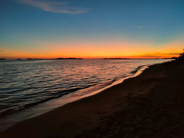 タイの海で美しい砂浜の地平線に沈む夕日 — ストック写真