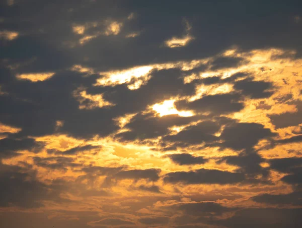 Abendliche Wolken Kontrastieren Mit Dem Sonnenlicht Und Der Schönen Himmelslandschaft lizenzfreie Stockbilder