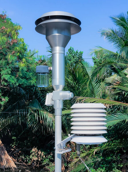 Монитор загрязнения воздуха pm2.5 установлен в парках и в городе.