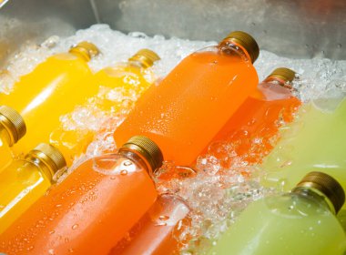 Taze meyve suyu portakal suyu guava suyu ve limon suyu içilmeye hazır buz üzerinde şişeye..