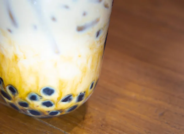 Latte Taiwanese Freddo Con Perle Gelatina Una Tazza Plastica Pronta — Foto Stock