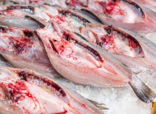 新鲜的白金鱼切割成两半在海鲜市场上出售 — 图库照片