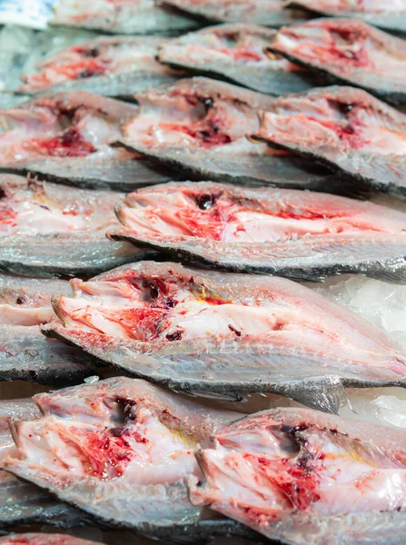 Peixes Frescos Cortados Meio Exposição Para Venda Mercado Frutos Mar — Fotografia de Stock